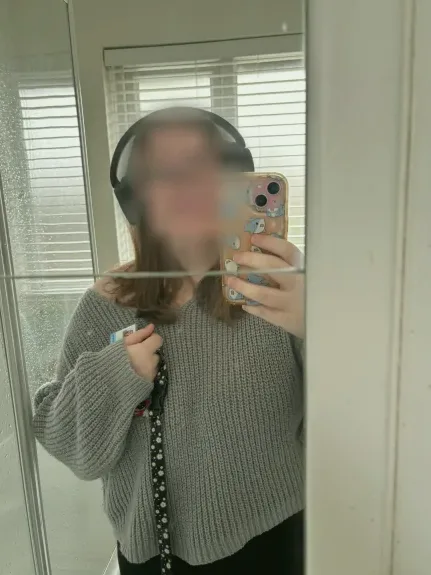 Laura, 23